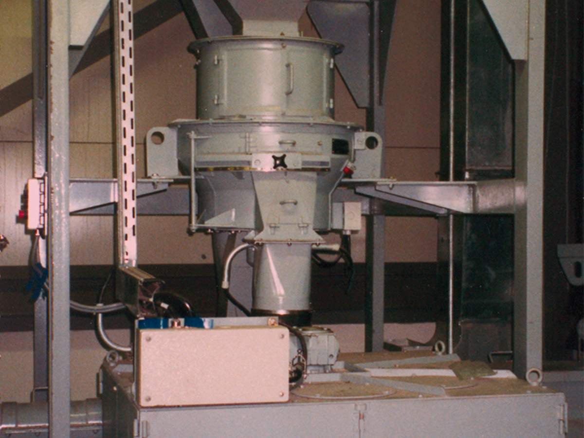 Rotationsteiler in einer Anlage mit nachfolgendem Drehkreuztellerteiler und Probensammler