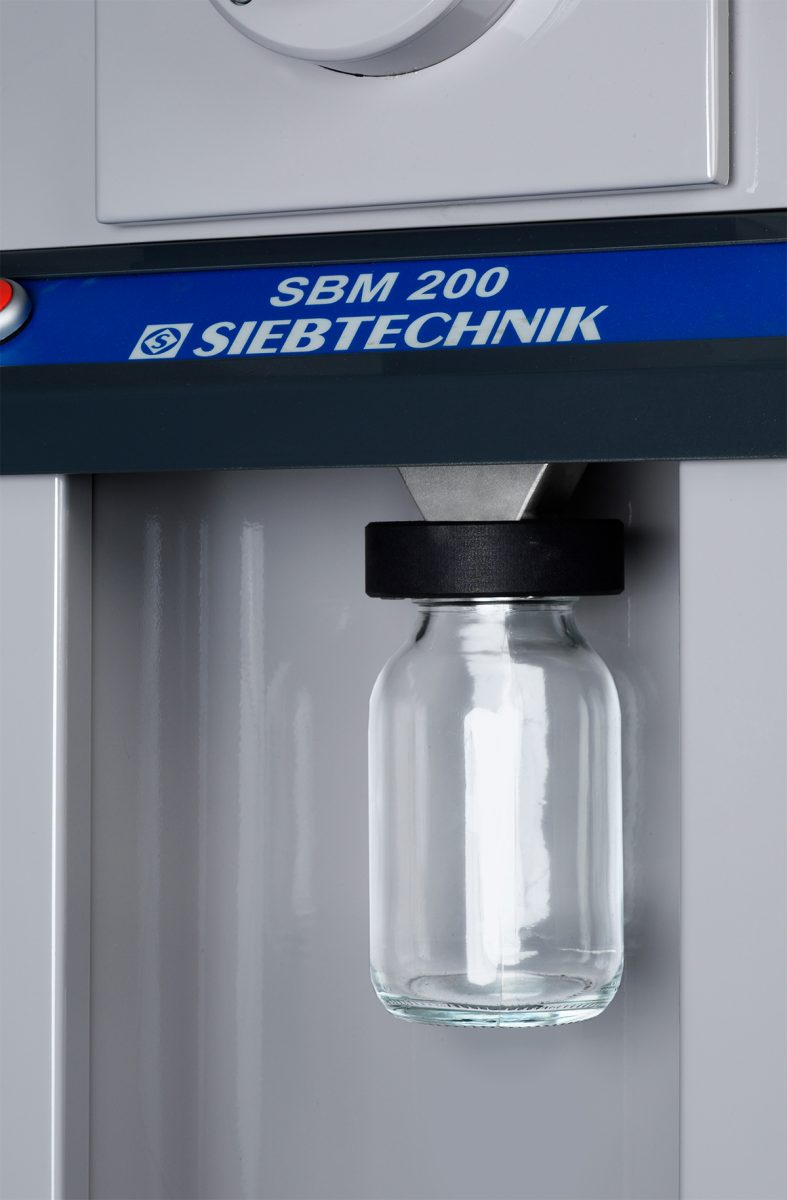 Scheibenschwingmühle SBM 200 Glasflasche als Auffang für das vermahlene Material