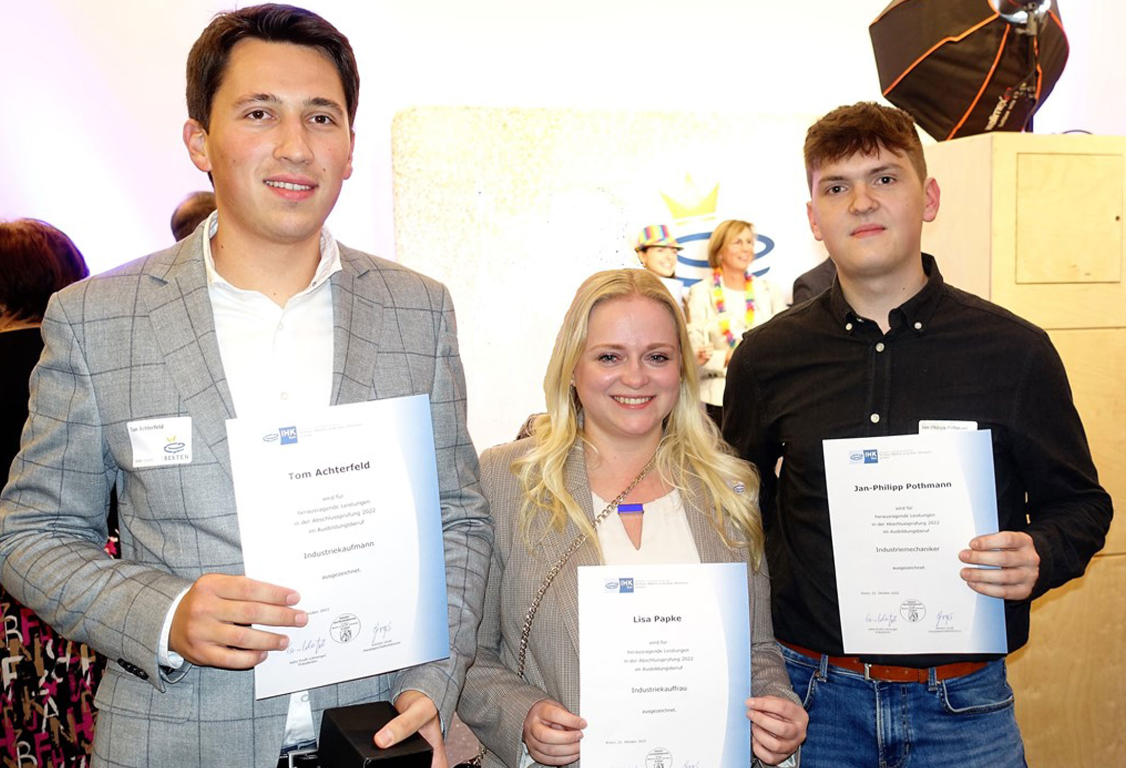 Our trainees Tom, Lisa and Jan-Philipp have successfully passed their final exam with distinction