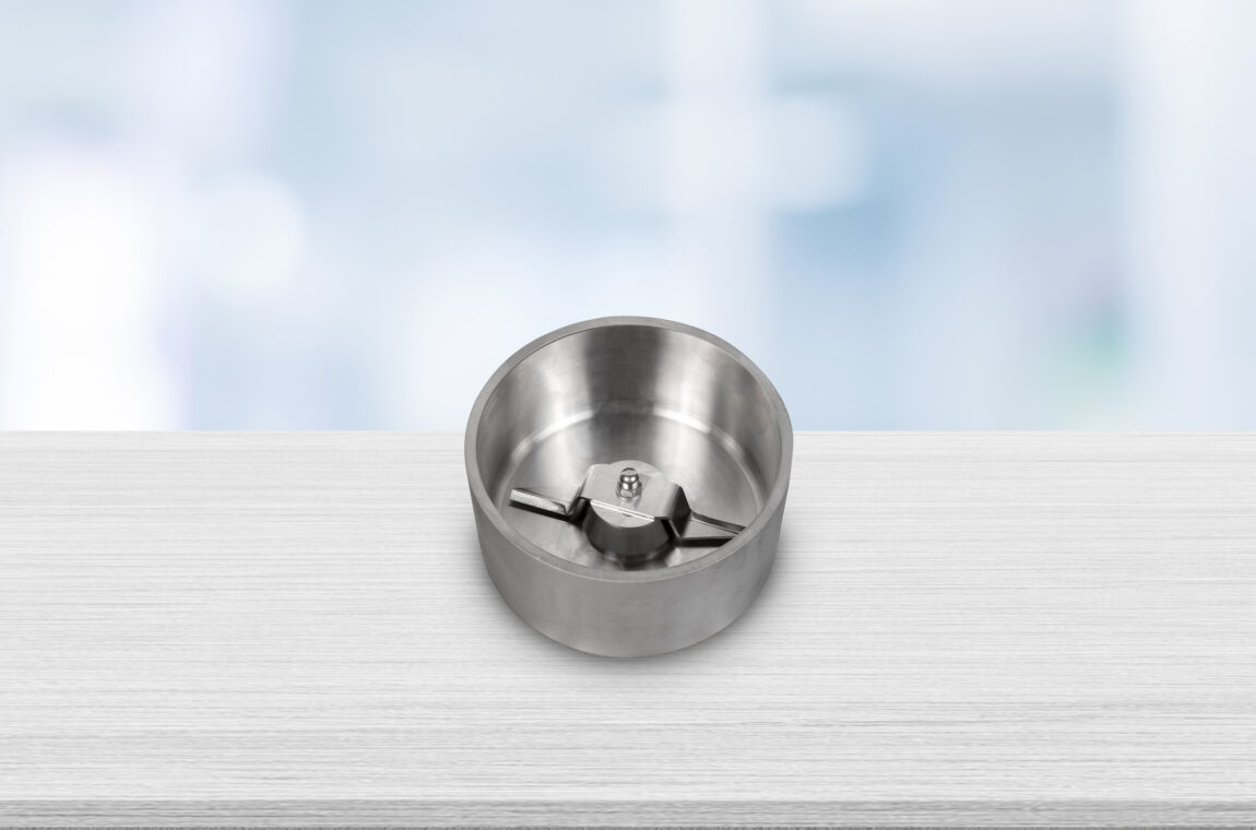 Eine Labor‑Universalmühle mit angeschlossenem Zyklonabscheider und einer Probenauffangflasche.