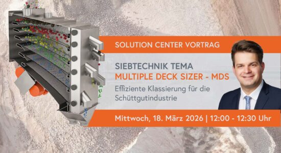 Infografik für einen Fachvortrag von SIEBTECHNIK TEMA über den Multiple Deck Sizer (MDS). Der Vortrag mit dem Titel „Effiziente Klassierung für die Schüttgutindustrie“ findet im Solution Center am Mittwoch, 18. März 2026, von 12:00 bis 12:30 Uhr statt. Auf dem Bild ist eine visualisierte Siebmaschine und ein Porträtfoto des Referenten Stefan Bormann zu sehen.